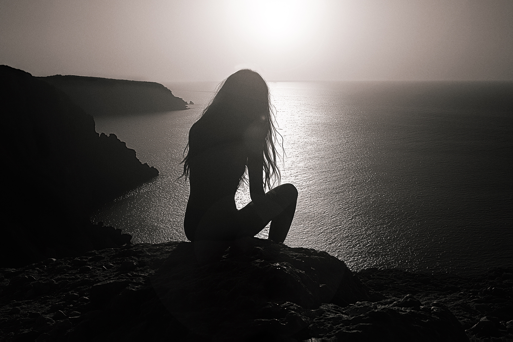 a girl crawling from far away over the sea in black and white with sun set and backlight --ar 3:2 --v 6.1 Job ID: 7348bb8f-aed2-4893-b089-1c72d0f2f23e